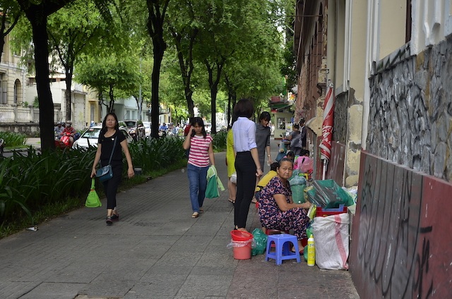 Vỉa hè bị tái chiếm sau vài tháng thông thoáng ngắn ngủi - 12 Vỉa hè bị tái chiếm sau vài tháng thông thoáng ngắn ngủi - 12