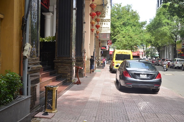 Vỉa hè bị tái chiếm sau vài tháng thông thoáng ngắn ngủi - 14 Vỉa hè bị tái chiếm sau vài tháng thông thoáng ngắn ngủi - 14