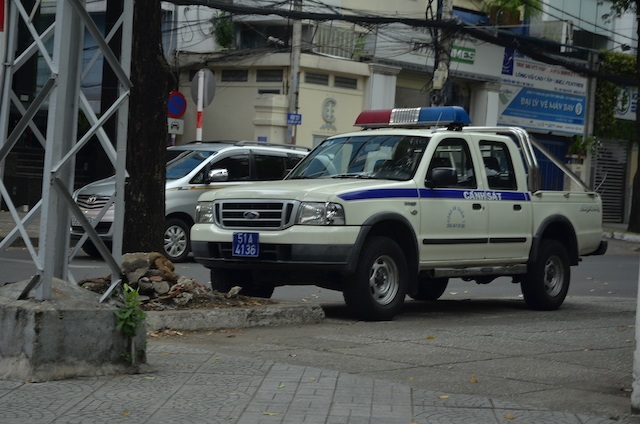 Xe công an phường "sạch bóng" trên vỉa hè quận 1 - 3 Xe công an phường "sạch bóng" trên vỉa hè quận 1 - 3