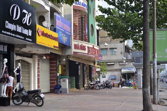 Vỉa hè bị tái chiếm sau vài tháng thông thoáng ngắn ngủi - 3 Vỉa hè bị tái chiếm sau vài tháng thông thoáng ngắn ngủi - 3