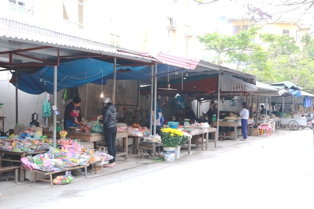 Phường "xẻ thịt" vỉa hè cho thuê, UBND thành phố Ninh Bình nói "vô can"! - 1 Chợ Bóp, phường Phúc Thành họp ngay trên vỉa hè với hàng loạt ki ốt được UBND phường đồng ý cho các hộ dân dựng lên để buôn bán.