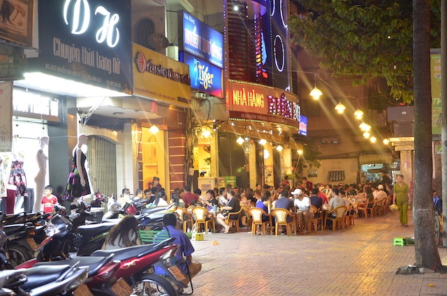 Vỉa hè bị tái chiếm sau vài tháng thông thoáng ngắn ngủi - 4 Vỉa hè bị tái chiếm sau vài tháng thông thoáng ngắn ngủi - 4