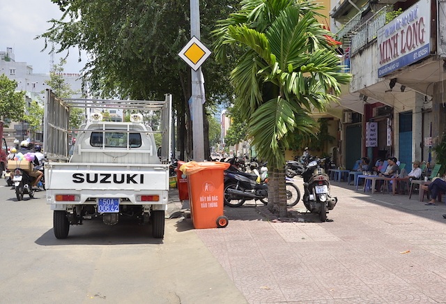 Xe công an phường "sạch bóng" trên vỉa hè quận 1 - 6 Xe công an phường "sạch bóng" trên vỉa hè quận 1 - 6