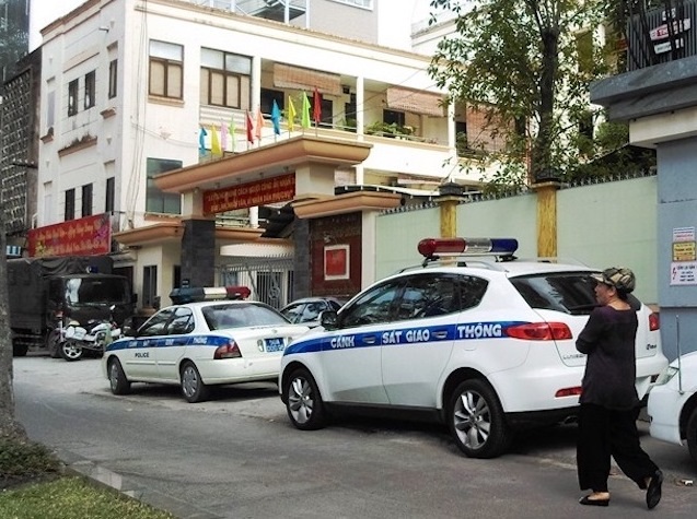 Xe công an phường "sạch bóng" trên vỉa hè quận 1 - 7 Xe công an phường "sạch bóng" trên vỉa hè quận 1 - 7