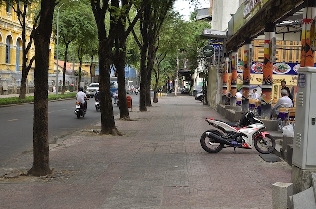 Vỉa hè bị tái chiếm sau vài tháng thông thoáng ngắn ngủi - 7 Vỉa hè bị tái chiếm sau vài tháng thông thoáng ngắn ngủi - 7