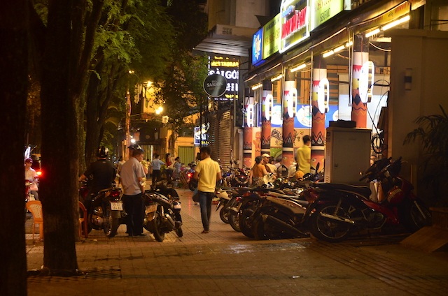 Vỉa hè bị tái chiếm sau vài tháng thông thoáng ngắn ngủi - 8 Vỉa hè bị tái chiếm sau vài tháng thông thoáng ngắn ngủi - 8