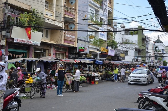 TPHCM sẽ chấm dứt hoạt động các chợ tạm ở khu trung tâm? - 1 Vỉa hè đường Cô Giang bị lấn chiếm buôn bán gây ảnh hưởng đến giao thông (ảnh Đình Thảo)