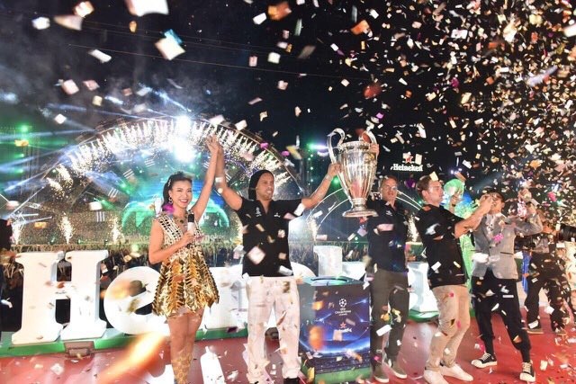 Đón cúp UEFA Champions League – Dấu ấn của những huyền thoại - 4
Với sự xuất hiện của các huyền thoại Ronaldinho Gaucho, Ronald De Boer và Frank De Boer từ ngày 13/4-15/4, Heineken đã thực sự làm sống dậy tình yêu bóng đá cuồng nhiệt và khát khao chiến thắng của hàng vạn tín đồ bóng đá tại Cần Thơ, Tp. Hồ Chí Minh và Biên Hòa