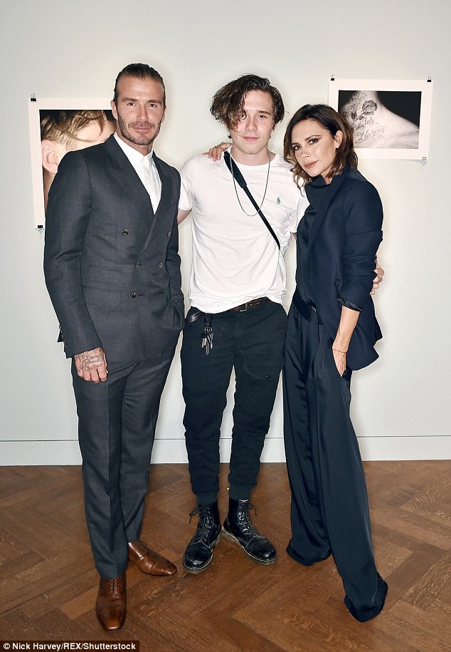 Đại gia đình Beckham hội tụ trong ngày ra mắt sách ảnh của "cậu cả" - 1
David và Victoria Beckham chụp ảnh kỷ niệm trong ngày ra mắt sách ảnh của cậu con trai lớn, Brooklyn Beckham, tại London, Anh, tối qua 27/6.