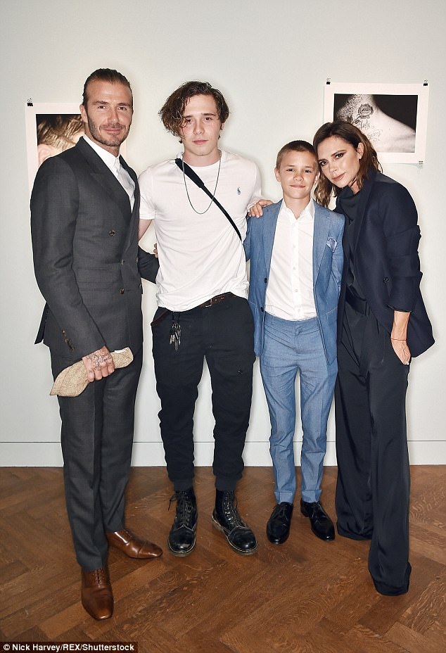 Đại gia đình Beckham hội tụ trong ngày ra mắt sách ảnh của "cậu cả" - 10
David, Victoria bên hai con trai. Cậu con trai Romeo (áo vest xanh) cũng đã bước chân vào làng thời trang với tư cách một người mẫu dù chỉ mới 14 tuổi.