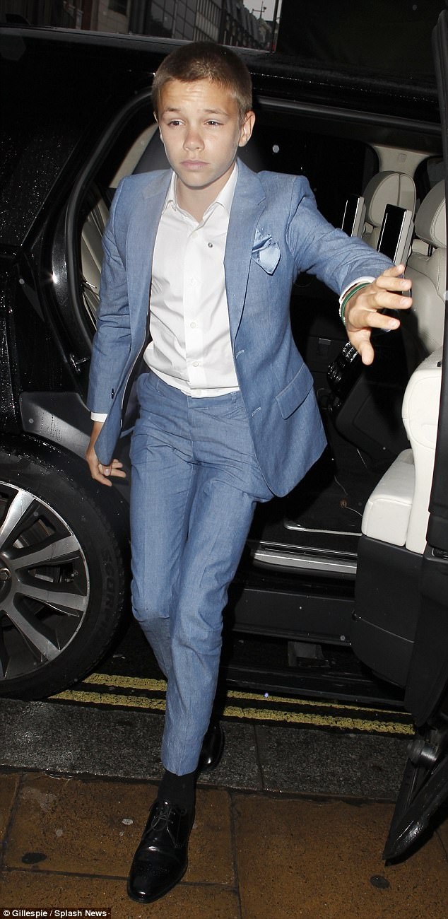 Đại gia đình Beckham hội tụ trong ngày ra mắt sách ảnh của "cậu cả" - 16
Romeo, cậu hai nhà Beckham, lịch lãm với vest xanh và mái tóc mới.