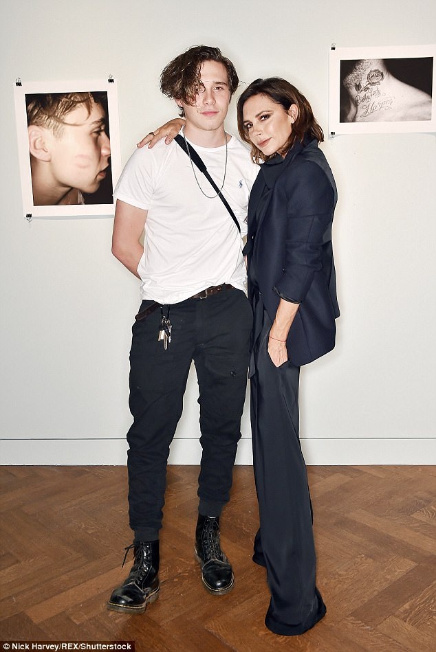 Đại gia đình Beckham hội tụ trong ngày ra mắt sách ảnh của "cậu cả" - 2
Victoria luôn tự hào về Brooklyn, cậu con trai lớn của cô. Cậu bé mới 17 tuổi nhưng đã có những hoạt động đáng kể trong làng giải trí. Brooklyn từng được mời làm người mẫu ảnh, nhưng đam mê lớn nhất của cậu là chụp ảnh và đã biến ước mơ của mình thành sự thật nhờ sự hỗ trợ của cha mẹ.