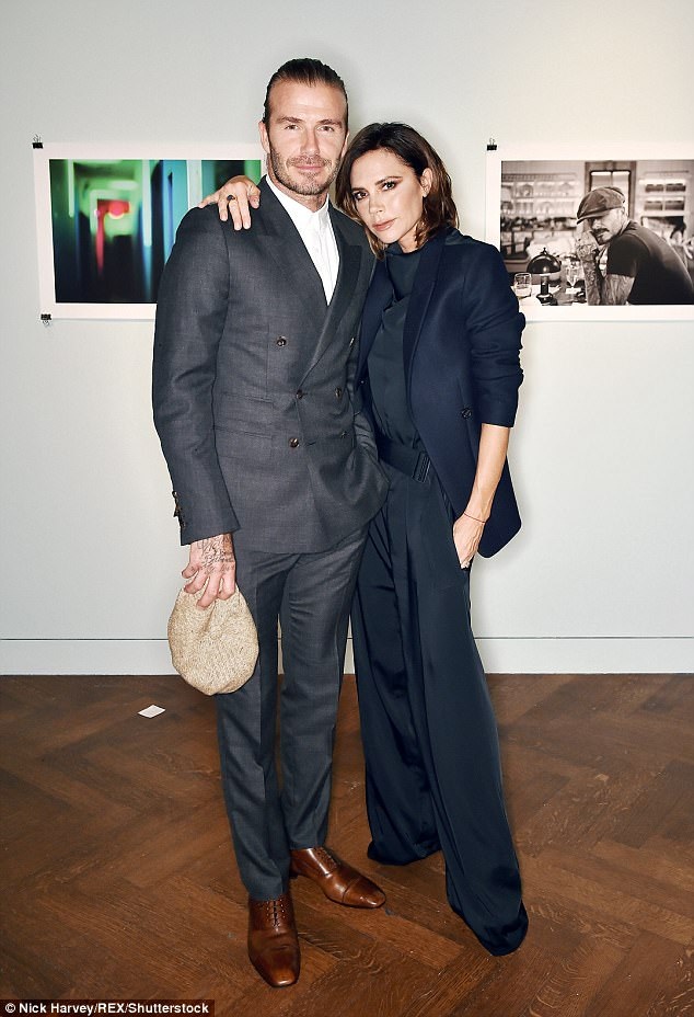 Đại gia đình Beckham hội tụ trong ngày ra mắt sách ảnh của "cậu cả" - 3
Vợ chồng David Beckham đẹp đôi trong ngày ra mắt sách ảnh đầu tay của con trai lớn. Trong bộ sách ảnh này có rất nhiều ảnh chân dung của các thành viên trong gia đình Beckham được ghi lại bởi ống kính của Brooklyn.