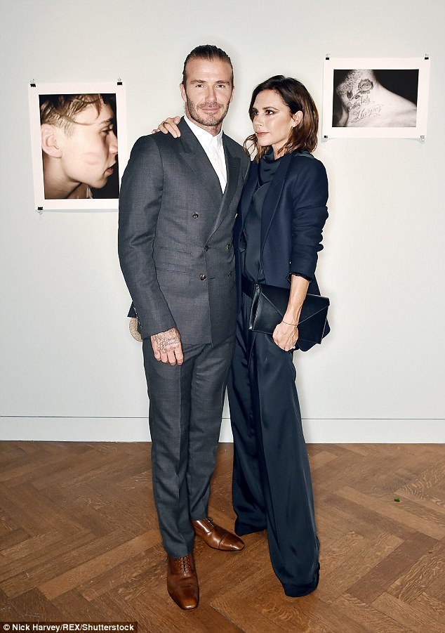 Đại gia đình Beckham hội tụ trong ngày ra mắt sách ảnh của "cậu cả" - 4
Victoria và David là một trong những cặp đôi kiểu mẫu của làng giải trí thế giới. Họ đã cùng nhau vượt qua nhiều sóng gió để vững vàng nuôi dạy 4 đứa con nên người.