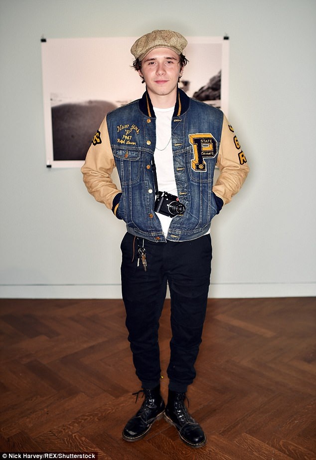 Đại gia đình Beckham hội tụ trong ngày ra mắt sách ảnh của "cậu cả" - 9
Brooklyn, 17 tuổi, biết ơn cha mẹ và người thân đã luôn ủng hộ cô theo đuổi đam mê và giúp cậu tổ chức thành công buổi ra mắt sách ảnh của mình. Brooklyn từng được mời làm nhiếp ảnh gia cho một nhãn hiệu thời trang nổi tiếng. Dù có ông bố và bà mẹ rất nổi tiếng và sự ảnh hưởng nhưng Brooklyn vẫn muốn đi con đường riêng của mình và tự gây dựng sự nghiệp.