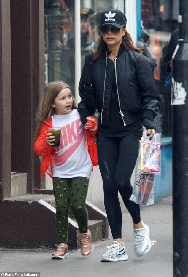 
Victoria Beckham cùng con gái Harper đi dạo trên đường phố London ngày 24/3 vừa qua
