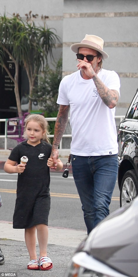 Vợ chồng Beckham xóa tin đồn hôn nhân tan vỡ - 6
David Beckham dắt tay con gái nhỏ Harper. Cựu danh thủ nước Anh nổi tiếng là người khéo léo trong việc chăm sóc cho các con khi vợ đi vắng.