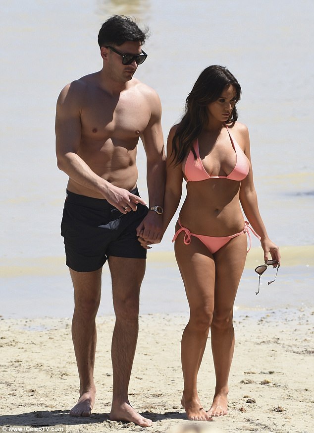 Người đẹp Anh khoe ba vòng nảy nở - 1
Vicky Pattison gợi cảm khoe dáng trong bộ áo tắm màu hồng bên bạn trai John Noble