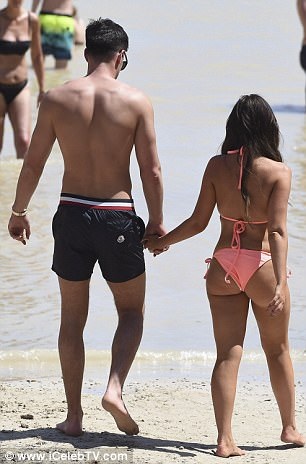 Người đẹp Anh khoe ba vòng nảy nở - 5
Vicky Pattison còn được yêu mến trong vai trò người dẫn chương trình truyền hình