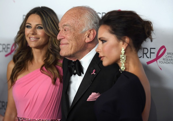 Victoria Beckham khoe lưng trần trong tiệc tối - 3
Victoria Beckham bên 2 khách VIP Elizabeth Hurley, Leonard Lauder