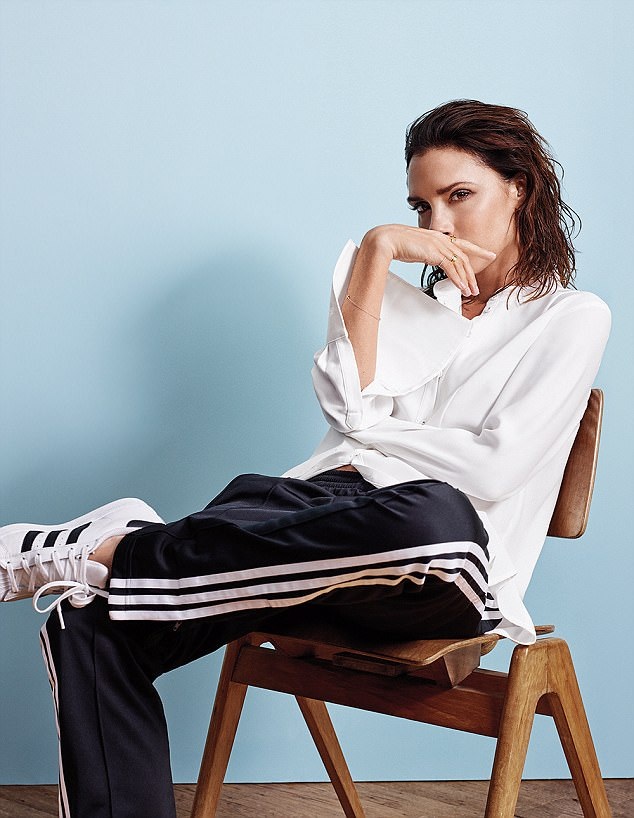 Victoria Beckham: "Chồng giúp đỡ tôi rất nhiều" - 2
Khi tôi bận rộn với tuần lễ thời trang, David sẽ đưa con đi bảo tàng, đi ăn tối, anh ấy rõ ràng có khả năng sắp xếp những việc ấy rất tốt. Tôi tin rằng, đó là cách tốt nhất để bạn chứng tỏ với người bạn đời của mình rằng bạn nỗ lực vì gia đình, vì cuộc hôn nhân này.