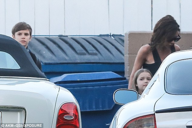 
Chỉ sau vài giờ ra mắt, các mẫu váy áo của Vic tại Target bán hết veo vì mẫu mã sành điệu và giá hợp lý
