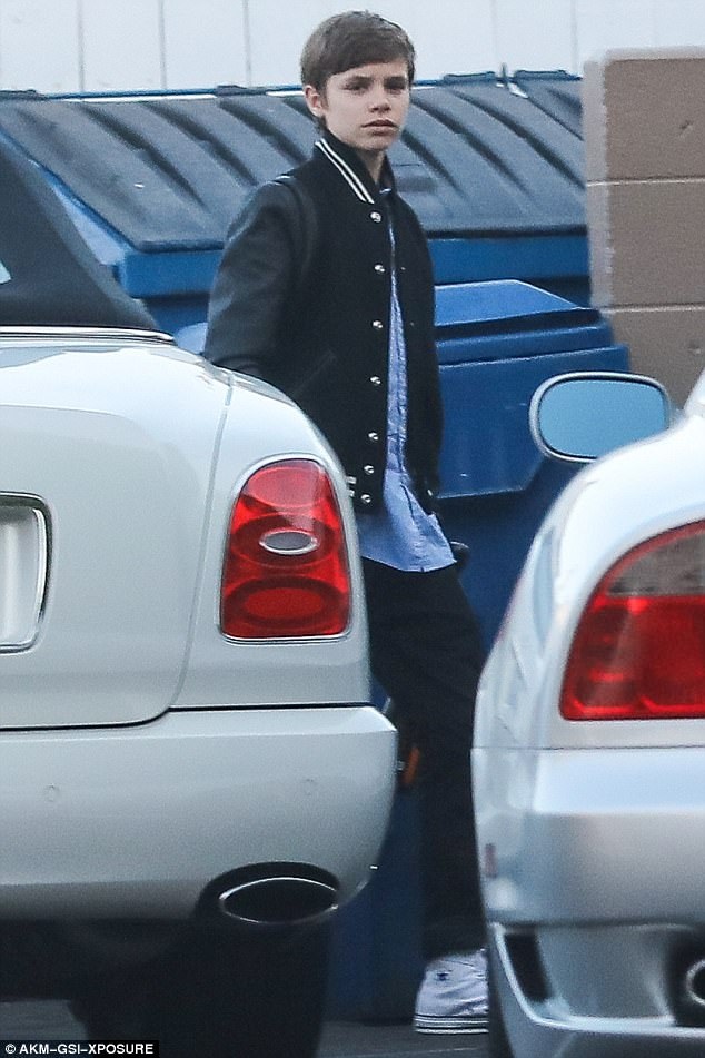 
Romeo, cùng các anh theo bố mẹ vào nhà hàng
