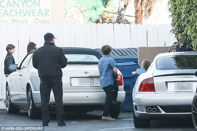 
Gia đình Beckham di chuyển bằng xe hơi siêu sang.
