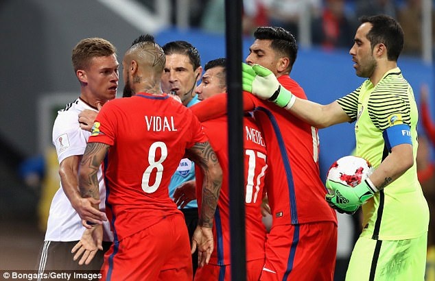 
Vidal (thứ hai từ trái sang) va chạm với Kimmich (trái) ở phút 59, dẫn tới việc mỗi người phải nhận một thẻ vàng. Hai người là đồng đội ở CLB Bayern Munich
