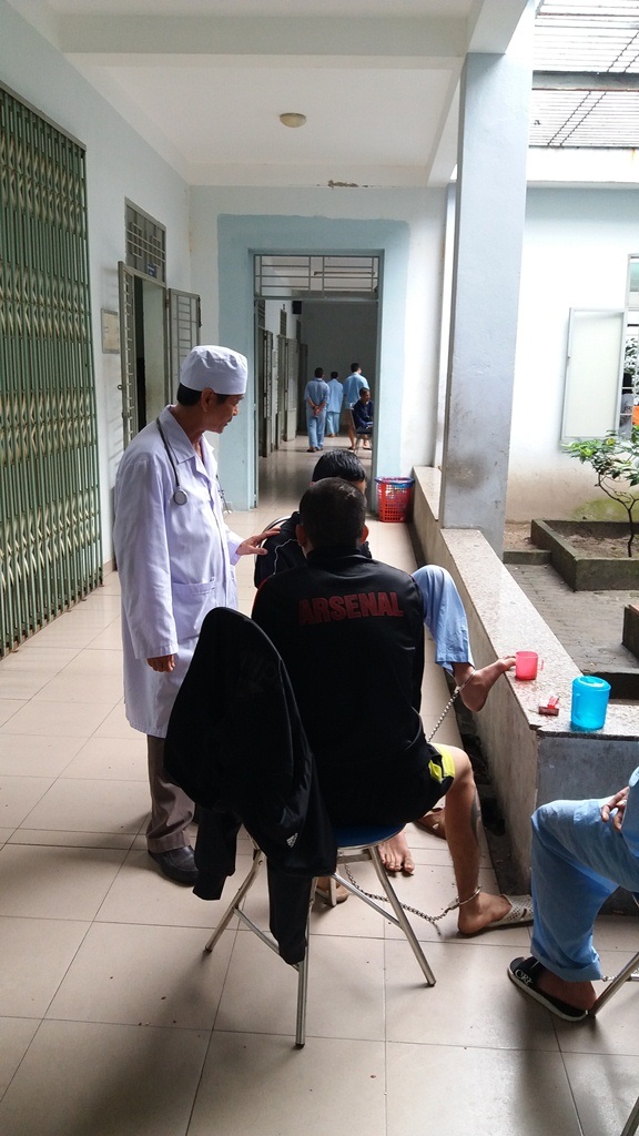 Ở nơi bác sĩ bị bệnh nhân đánh như “cơm bữa” - 1 Ở khoa cai nghiện chất và điều trị bắt buộc, các bác sĩ bị bệnh nhân đánh là chuyện bình thường