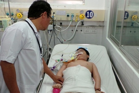 Những đứa trẻ khôi ngô “chết mòn” vì viêm não - 1 BS Hữu Khanh bùi ngùi khi không thể giúp trẻ thoát khỏi di chứng sau gần 1 năm điều trị