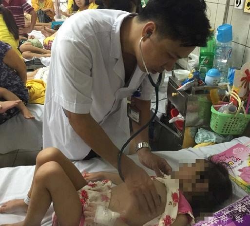 Sau sốt cao một ngày, bé gái bị rối loạn nhịp vì viêm cơ tim - 2 Bệnh nhi được khám lại, đảm bảo sức khỏe ổn định trước giờ xuất viện. Ảnh: M.T