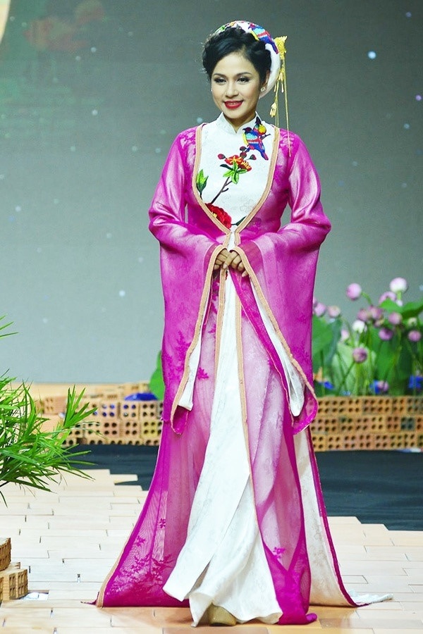 Việt Trinh hoá thân thành Hằng Nga, Sương Đặng lộng lẫy như hoàng hậu - 3 Người đẹp Tây Đô giữ vai trò điểm nhấn của buổi trình diễn.