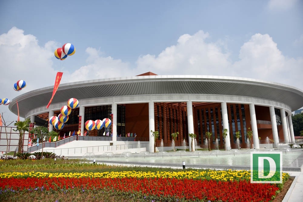 Toàn cảnh Cung hữu nghị Việt - Trung mới khánh thành - 12
Phía bên ngoài của Cung Hưu Nghị Việt - Trung trồng nhiều hoa tươi, có đài phun nước.