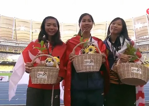 Nhật ký SEA Games 29 ngày 25/8: Kình ngư 15 tuổi Kim Sơn phá kỷ lục SEA Games - 22
Dương Việt Anh (giữa) nhận đồng HCV với vận động viên Singapore ở nội dung nhảy cao nữ (thi đấu ngày hôm qua 24/8)