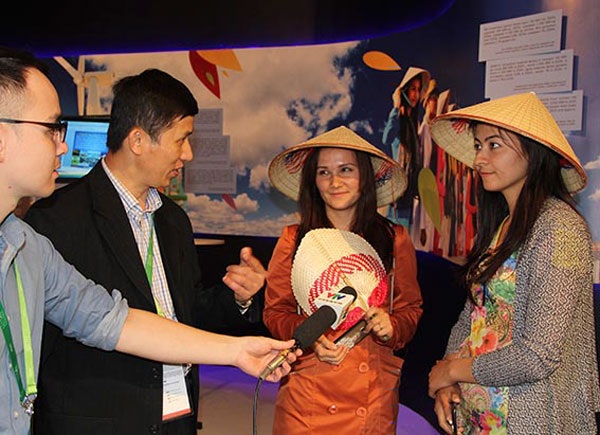 Phóng viên truyền hình Việt Nam phỏng vấn khách tham quan trong ngày khai mạc.