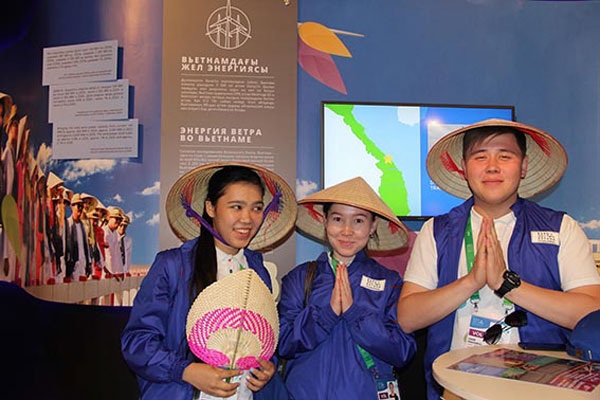 Khách tham quan chụp ảnh kỷ niệm với nón lá Việt Nam.