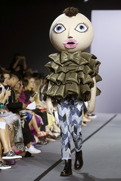Người mẫu hóa búp bê trong show diễn của Viktor & Rolf - 1
Dàn người mẫu đội đầu búp bê gây ấn tượng trong show diễn ngày 5/7 của thương hiệu Viktor & Rolf