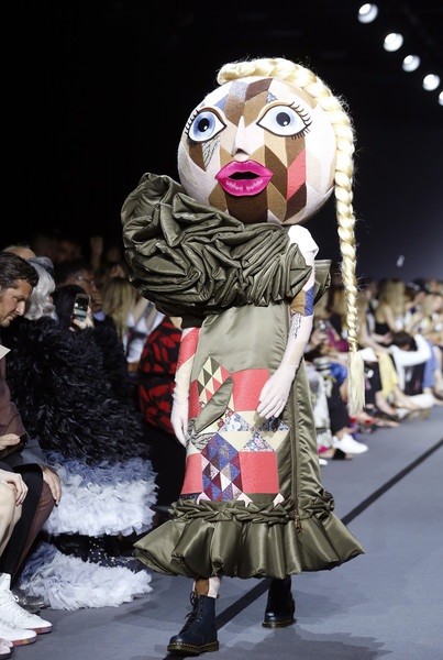 Người mẫu hóa búp bê trong show diễn của Viktor & Rolf - 2
Nhãn hiệu nổi tiếng nước Pháp luôn xếp đặt các show diễn cực kỳ lạ mắt và hoành tráng