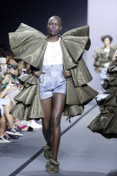 Người mẫu hóa búp bê trong show diễn của Viktor & Rolf - 3
Năm nay Viktor & Rolf lăng xê các thiết kế vải bóng như áo phao