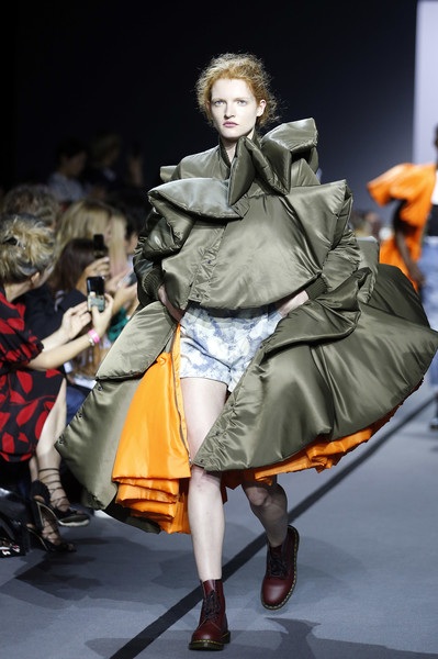 Người mẫu hóa búp bê trong show diễn của Viktor & Rolf - 4
Những thiết kế này có giá hàng nghìn đô la và rất kén người mặc