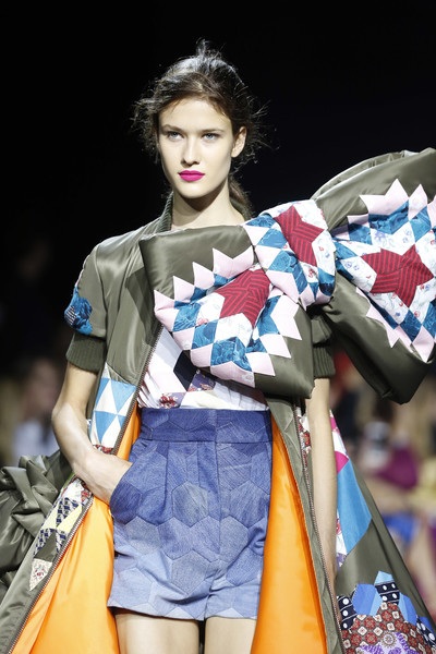 Người mẫu hóa búp bê trong show diễn của Viktor & Rolf - 6
Tuy nhiên ý tưởng sáng tạo trong BST này nhận được nhiều lời khen ngợi