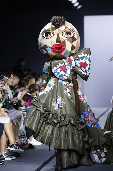 Người mẫu hóa búp bê trong show diễn của Viktor & Rolf - 7
Khách hàng của Viktor & Rolf cũng là những người cá tính và sành điệu