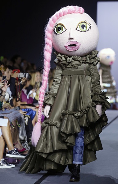 Người mẫu hóa búp bê trong show diễn của Viktor & Rolf - 8 Người mẫu hóa búp bê trong show diễn của Viktor & Rolf - 8