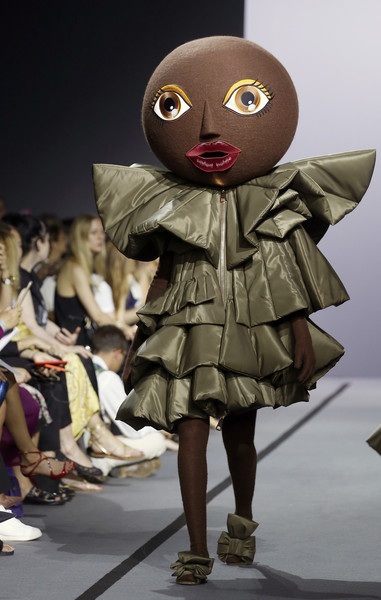 Người mẫu hóa búp bê trong show diễn của Viktor & Rolf - 10 Người mẫu hóa búp bê trong show diễn của Viktor & Rolf - 10