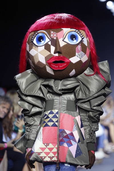Người mẫu hóa búp bê trong show diễn của Viktor & Rolf - 11 Người mẫu hóa búp bê trong show diễn của Viktor & Rolf - 11