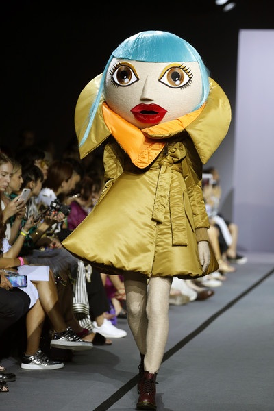 Người mẫu hóa búp bê trong show diễn của Viktor & Rolf - 13 Người mẫu hóa búp bê trong show diễn của Viktor & Rolf - 13