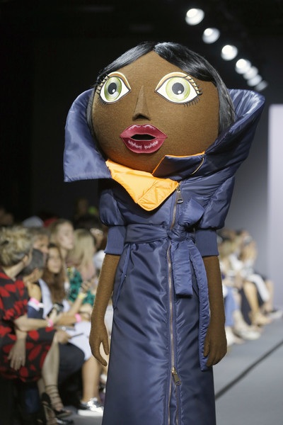 Người mẫu hóa búp bê trong show diễn của Viktor & Rolf - 14 Người mẫu hóa búp bê trong show diễn của Viktor & Rolf - 14