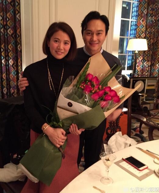 
Viên Vịnh Nghi hạnh phúc bên chồng trong lễ tình nhân năm 2017. Đây là thời điểm tin đồn cô mang thai lần hai cũng bắt đầu bùng nổ.
