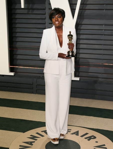 “Người vận chuyển” đưa bạn gái kém 20 tuổi dự tiệc - 9
Viola Davis hạnh phúc khi vừa chiến thắng ở hạng mục nữ diễn viên phụ xuất sắc nhất